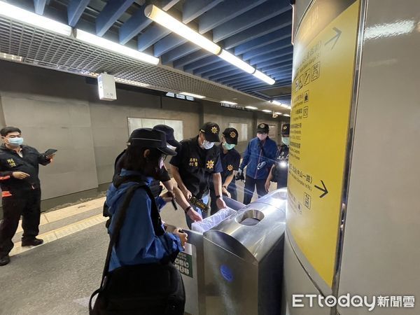 ▲▼基隆火車站接獲「放炸彈恐嚇信」，警方展開地毯式安全檢查。（圖／記者郭世賢翻攝）