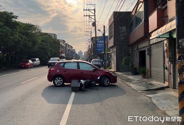 ▲紅色自小客車迴轉未注意車前狀況遭直行機車踫撞右前門（圖／八德警分局提供）