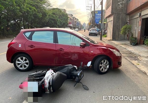 ▲▼小客車右前門受損，但機車傾倒後造成騎士及乘客受輕傷。（圖／八德警分局提供）