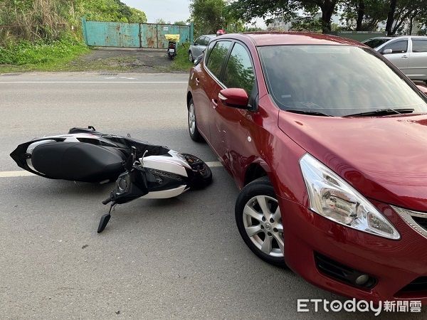 ▲▼小客車右前門受損，但機車傾倒後造成騎士及乘客受輕傷。（圖／八德警分局提供）