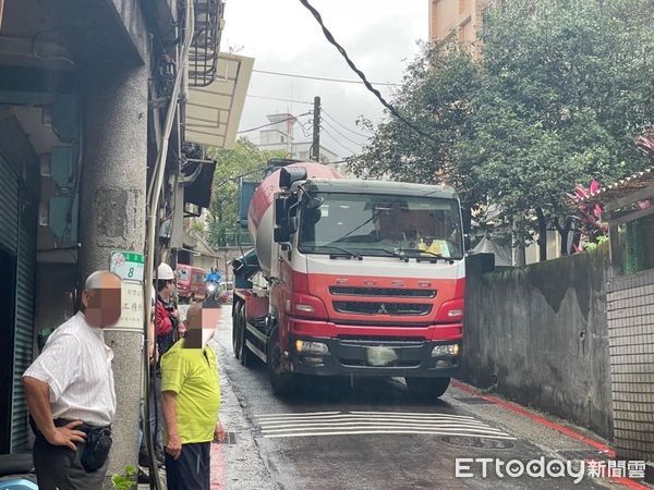 ▲▼預拌混凝土車勾斷電纜，導致北投19戶住宅、商家停電。（圖／記者邱中岳翻攝）