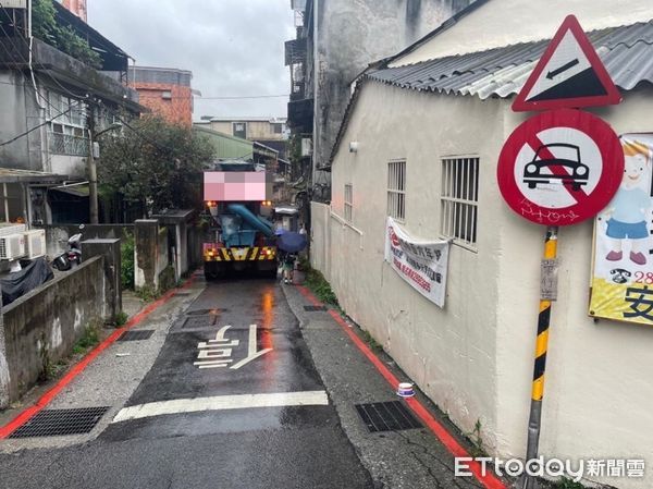 ▲▼預拌混凝土車勾斷電纜，導致北投19戶住宅、商家停電。（圖／記者邱中岳翻攝）