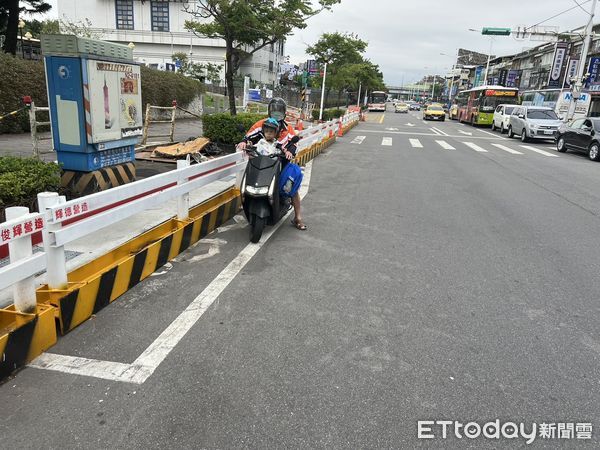 ▲▼北市新工處施工擠壓機車待轉區造成車禍，竟稱交通事故雖與本工程無關聯。（圖／陳炳甫議員辦公室提供）