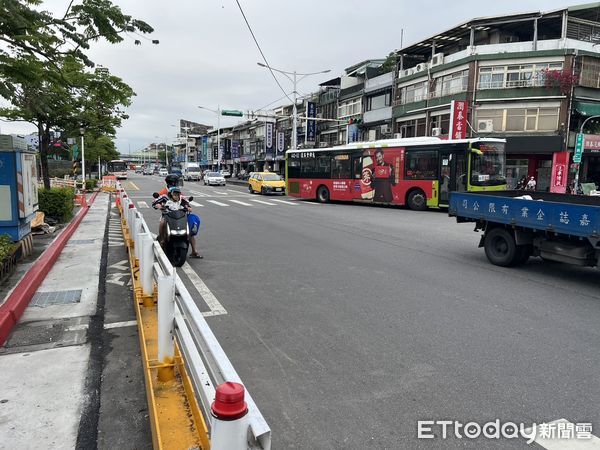 ▲▼北市新工處施工擠壓機車待轉區造成車禍，竟稱交通事故雖與本工程無關聯。（圖／陳炳甫議員辦公室提供）