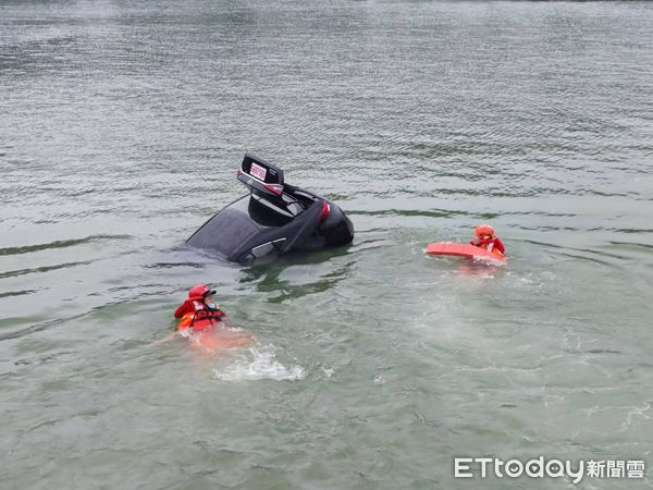 ▲▼    女子逃避酒測竟開車衝落海         。（圖／記者郭世賢翻攝）