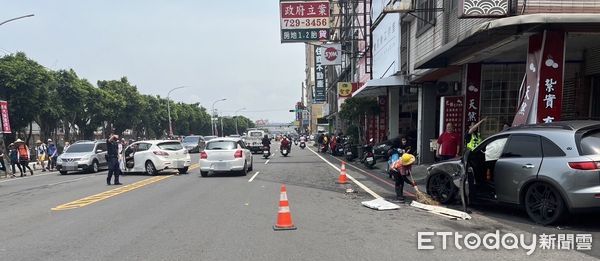 ▲▼             彰化縣彰化市中山路三段今（22）日中午12時許發生車禍。（圖／民眾提供）