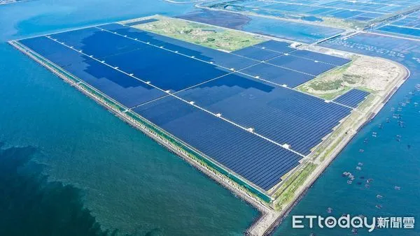 ▲韋能能源於雲林離島工業區打造全台太陽光電單一案場最高發電量的離岸光電島，以潔淨能源推動地方產業轉型。（圖／記者蔡佩旻翻攝）