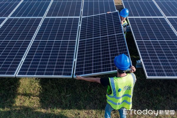 ▲韋能能源於雲林離島工業區打造全台太陽光電單一案場最高發電量的離岸光電島，以潔淨能源推動地方產業轉型。（圖／記者蔡佩旻翻攝）