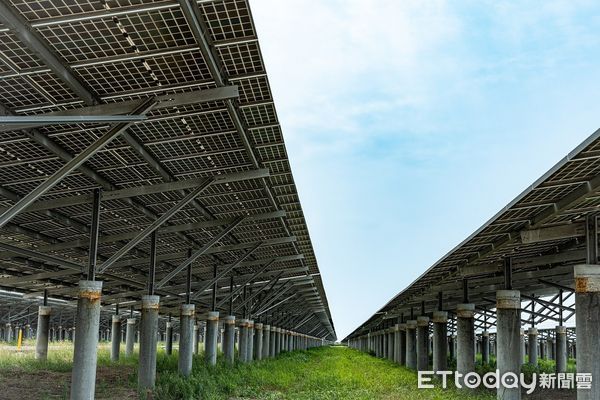 ▲韋能能源於雲林離島工業區打造全台太陽光電單一案場最高發電量的離岸光電島，以潔淨能源推動地方產業轉型。（圖／記者蔡佩旻翻攝）