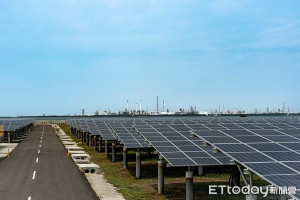 ▲韋能能源於雲林離島工業區打造全台太陽光電單一案場最高發電量的離岸光電島，以潔淨能源推動地方產業轉型。（圖／記者蔡佩旻翻攝）