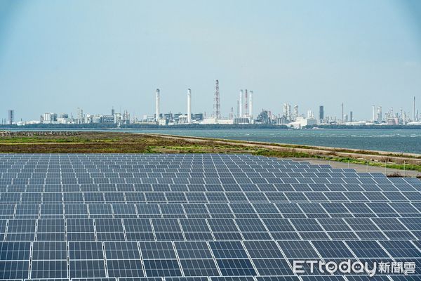 ▲韋能能源於雲林離島工業區打造全台太陽光電單一案場最高發電量的離岸光電島，以潔淨能源推動地方產業轉型。（圖／記者蔡佩旻翻攝）