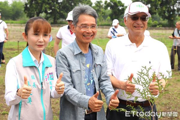 ▲西螺大橋下約1.4公頃的「啓碁小森林」種植2480株台灣原生種樹苗，預期將改善東北季風帶來的揚塵與霧霾對濁水溪沿岸居民的影響。（圖／記者蔡佩旻翻攝）