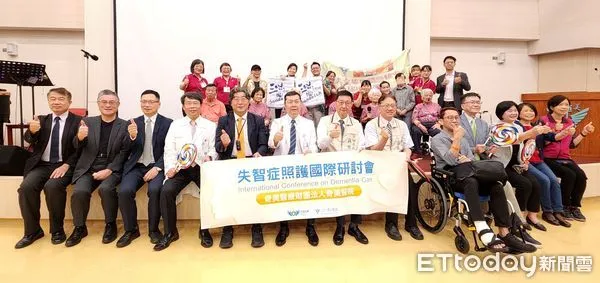 ▲奇美醫院22日上午舉辦「2023年失智症照護國際研討會--與失智症共存，友善照護實踐」，以實體與視訊方式舉行，邀請國內外失智實務專家學者，分享經驗。（圖／記者林悅翻攝，下同）