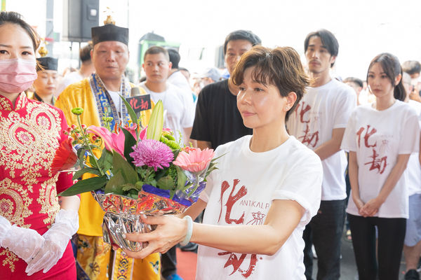 ▲▼《化劫》劇組特地參與大甲媽祖遶境盛會，（左起）劉子銓、黃冠智、柯叔元、于子育、導演施文翰、曾莞婷、雷嘉汭、黃騰浩。（圖／台北双喜電影提供）