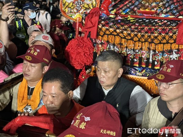 ▲▼民生地下道,大甲媽,大甲媽祖,大甲鎮瀾宮,扶轎,遶境,迎轎。（圖／記者許權毅攝）