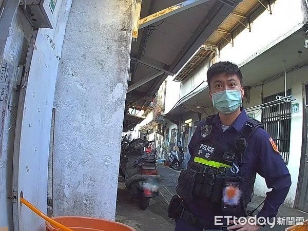 ▲員警訪戶口見住戶應門後又立即關門。（圖／桃園警分局提供）