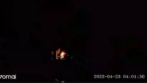 ▲楠梓區右昌街突然傳出爆炸聲響，隨即有火光竄出。（圖／翻攝自爆料公社）
