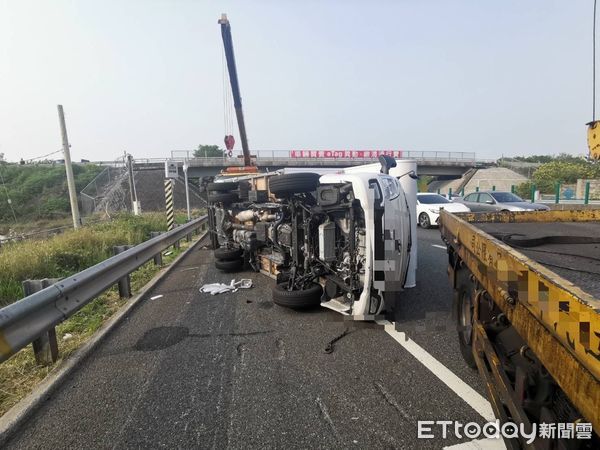 ▲▼國道露營車翻車             。（圖／記者蔡佩旻翻攝）