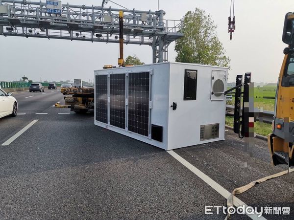 ▲▼國道露營車翻車             。（圖／記者蔡佩旻翻攝）