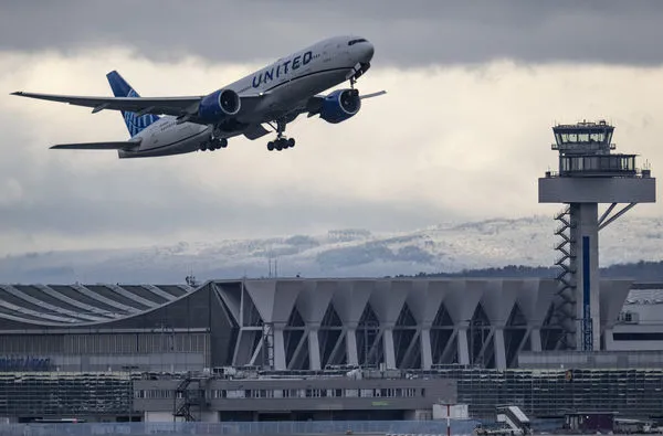 ▲一架美國聯合航空（United Airlines）客機在德國法蘭克福機場（Frankfurt Airport）起飛。（圖／達志影像／美聯社）