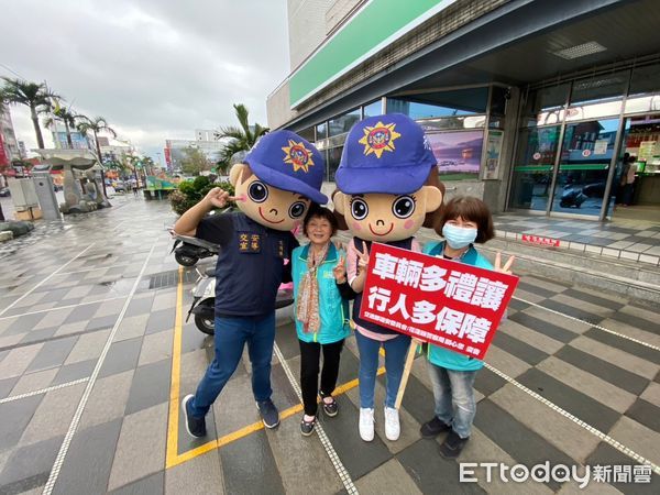 ▲▼花蓮員警化身「警察公仔」，手持創意宣導標牌反轉「行人地獄」負面形象。（圖／花蓮縣警察局提供，下同）