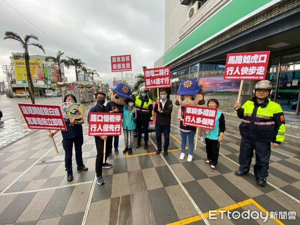 ▲▼花蓮員警化身「警察公仔」，手持創意宣導標牌反轉「行人地獄」負面形象。（圖／花蓮縣警察局提供，下同）