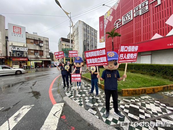 ▲▼花蓮員警化身「警察公仔」，手持創意宣導標牌反轉「行人地獄」負面形象。（圖／花蓮縣警察局提供，下同）