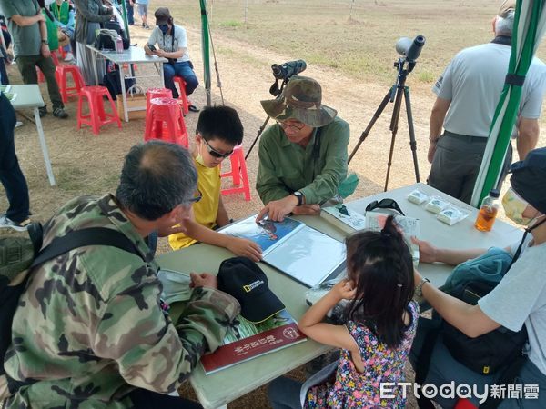 ▲台南市野鳥學會在台南歸仁區台糖沙崙農場，舉辦「雉在沙崙共享西瓜生態季」活動，邀請民眾認識沙崙農場的豐富生態，現場出現超過100隻三級保育類燕鴴，令人振奮。（圖／台南市野鳥學會提供，下同）