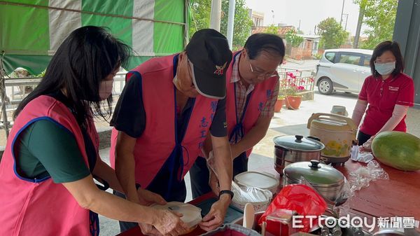 ▲台南市府勞工局做工行善團，23日分別前往將軍區與學甲區進行房屋修繕相關作業，台南市餐飲業產業工會志工特別準備美味佳餚送餐慰勞志工。（圖／記者林悅翻攝，下同）