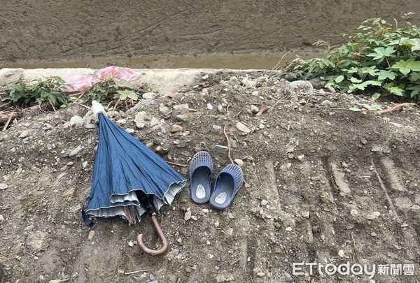 ▲員警於關山鎮德高里日新水圳旁，發現有一雙拖鞋及雨傘。（圖／記者楊漢聲翻攝）