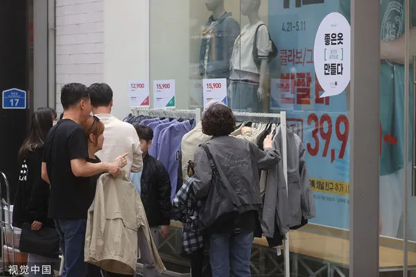 ▲▼南韓今年3月服裝鞋類物價比起前一年上漲6.1%，創11年來漲幅新高。（圖／CFP）
