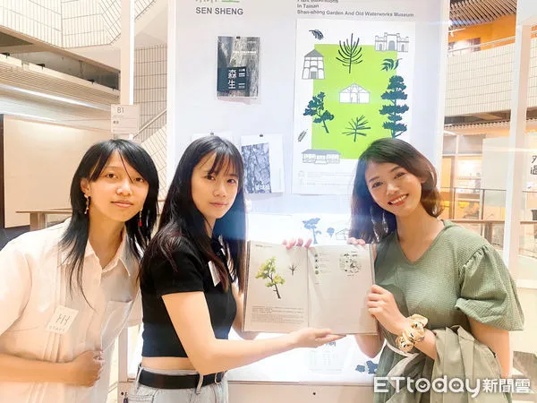 ▲崑山科技大學視覺傳達系學生李宜燕(中)、李繻雲(左)，以博物館為標的，製作兼具教育及實用性的生態書做為製作專題，並入圍國內設計界最高榮譽金點新秀設計獎。（圖／記者林悅翻攝，下同）