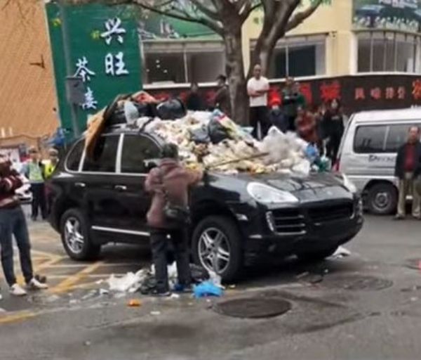 保時捷車主拔車牌違停，遭丟垃圾制裁。（圖／翻攝自微博／交通安全蜀黍）