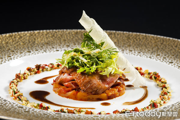 ▲侯布雄法式餐廳的西班牙伊比利豬上蓋肉與甜椒佐Sarawak黑胡椒醬。（圖／BELLAVITA提供）