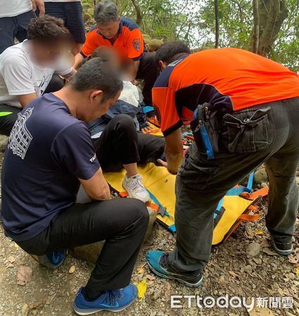 ▲1名女子偕家人大凍山登山卻不慎滑倒小腿骨折，南消第一大隊動員10人救援下山送醫。（圖／民眾提供，下同）