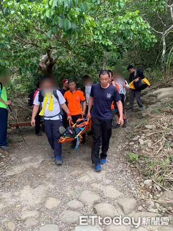 ▲1名女子偕家人大凍山登山卻不慎滑倒小腿骨折，南消第一大隊動員10人救援下山送醫。（圖／民眾提供，下同）