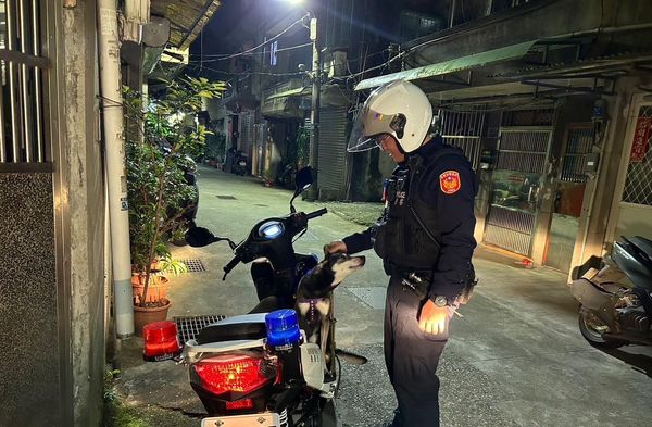 ▲找不到回家的路　米克斯強搭霸王車「自己報警求救」：拜託幫幫我。（圖／翻攝自Facebook／基隆警馨雲）