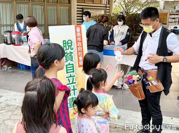 ▲台南市社會局22日傍晚在台南都會公園管理中心藝小角區，辦理「台南市脫貧自立計畫－作者有約之職人聯名活動」，盧禹璁局長親自到場陪伴參加家戶共度親子的午後時光。（圖／記者林悅翻攝，下同）