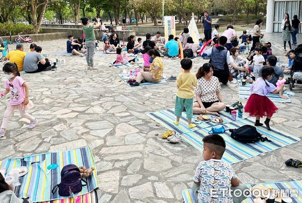 ▲台南市社會局22日傍晚在台南都會公園管理中心藝小角區，辦理「台南市脫貧自立計畫－作者有約之職人聯名活動」，盧禹璁局長親自到場陪伴參加家戶共度親子的午後時光。（圖／記者林悅翻攝，下同）