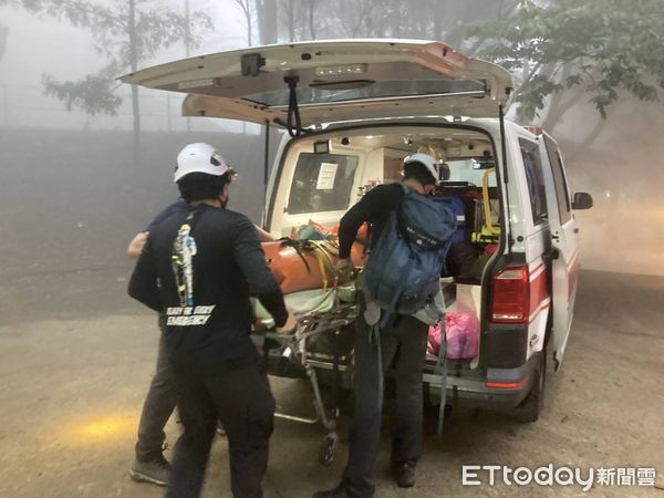 南庄加里山發生山域事故，1名女登山客摔落2層樓高的風美溪河床，頭部、腰部受傷，消防人員接駁救援，送頭份為恭醫院救治。（圖／記者蔡文淵翻攝）