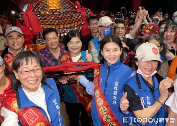 ▲台中大甲鎮瀾宮媽祖鑾轎抵達西螺大橋北端，在10多萬信徒簇擁下，跨越濁水溪緩緩進入西螺鎮。（圖／記者蔡佩旻攝）