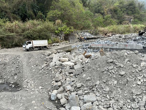 ▲▼山老鼠在河床鋸切松木被民眾拍照，通報林務局「山老鼠雷達站」，警方循線逮捕竊嫌，並起出遭竊松木。（圖／警方提供）