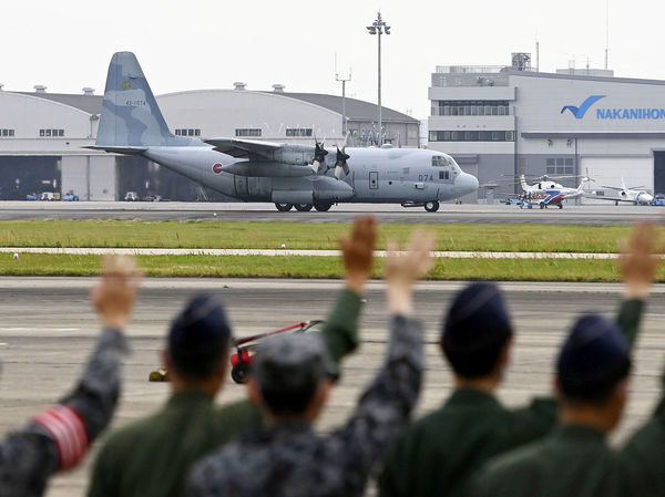 ▲▼日本航空自衛隊在愛知縣小牧基地一架C-130運輸機起飛前往吉布地，準備從蘇丹撤離日本公民。（圖／路透）