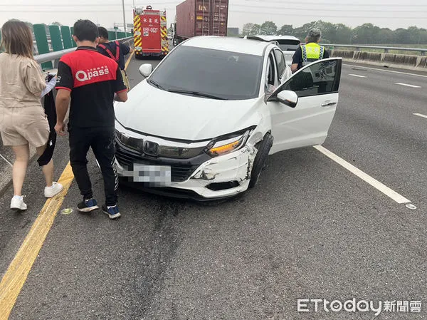 ▲國一南下318公里永康段發生小客車車禍，1名女子受傷送醫。（圖／記者林悅翻攝，下同）