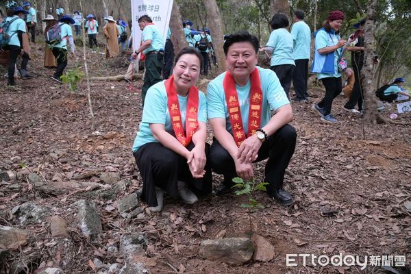 ▲▼「大樹下話說星雲大師」論壇，由國際佛光會秘書長覺培法師主持，花蓮縣長徐榛蔚及立委傅崐萁均出席。（圖／花蓮縣政府提供，下同）
