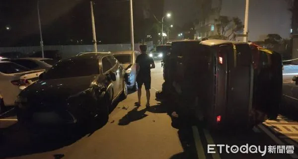 ▲熟女駕車閃貓誤踩油門成翻車現場，路邊4車衰遭波及。（圖／民眾提供）