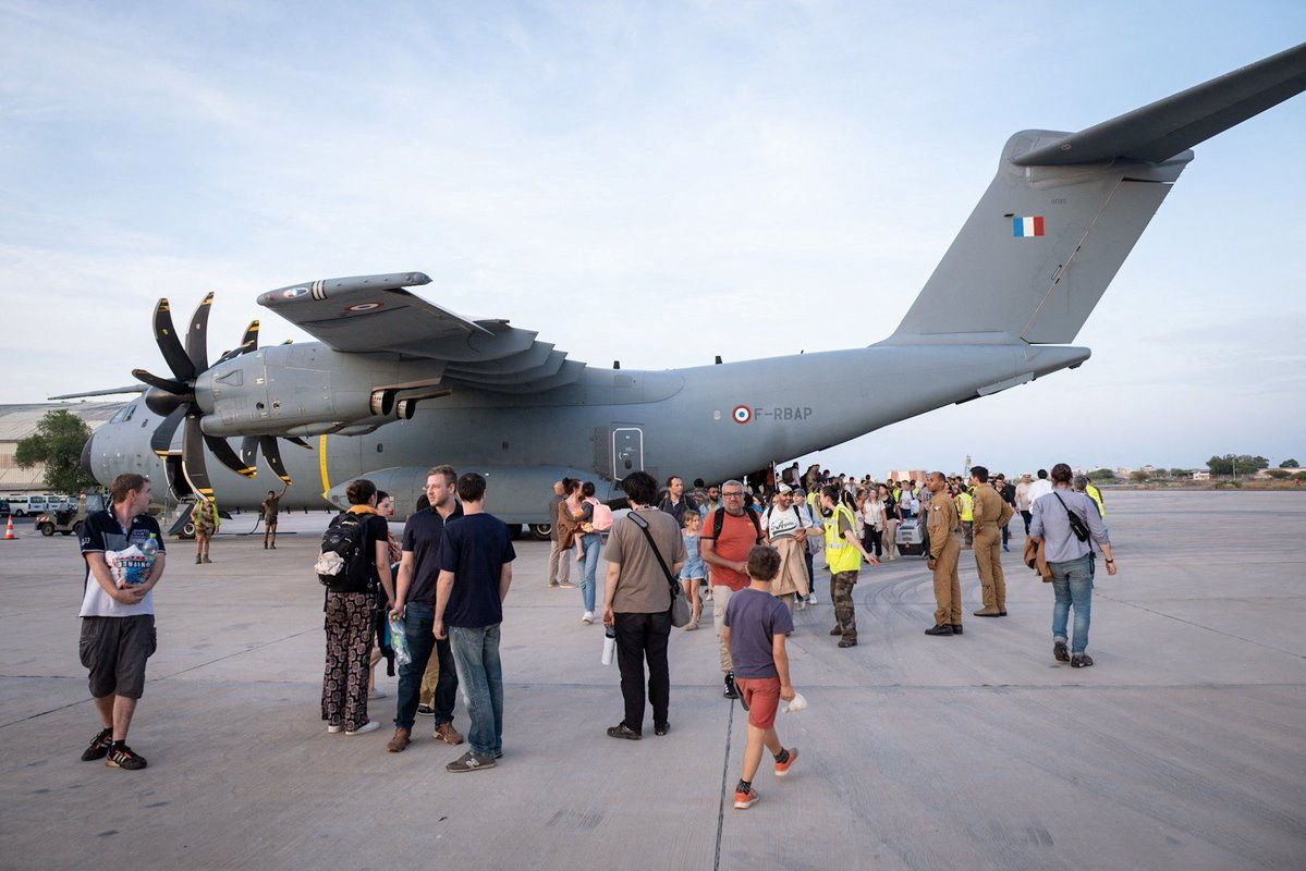 ▲法國總統馬克宏23日證實，法國空軍的一架飛機已飛抵吉布地，從蘇丹接回法國與其他國家的撤離人員。（圖／路透）