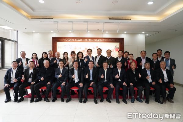 ▲商總許舒博理事長率團訪問北京時，訪團與文旅部杜江副部長合影。（圖／商總提供）