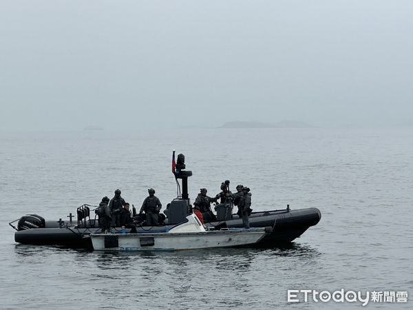 ▲▼海巡特勤隊查獲違法陸船自我國走私漁獲。（圖／記者林名揚翻攝）