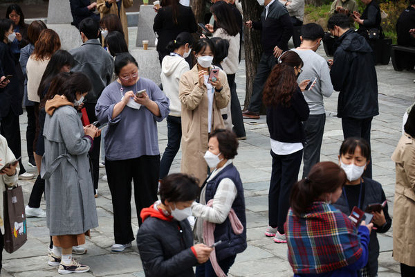 ▲▼ 南韓首爾上班族13日趁午休吃飯時間聚集在首爾美術館前面。（圖／路透）